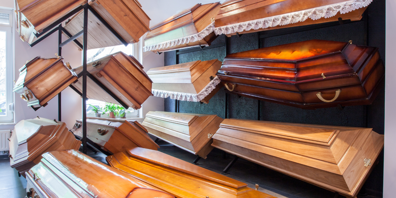 Wybór trumny w w zakładzie pogrzebowym w Tarnowie