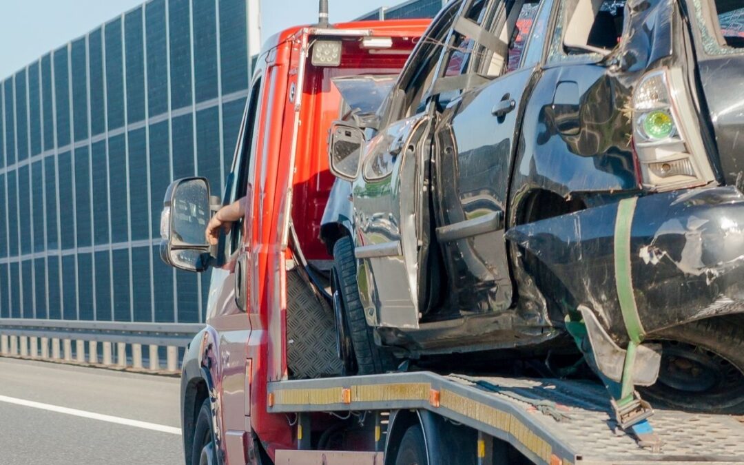 Uszkodzony pojazd po kolizji ładowany na lawetę – współpraca holowanie aut to kluczowy element szybkiego wsparcia w sytuacjach drogowych