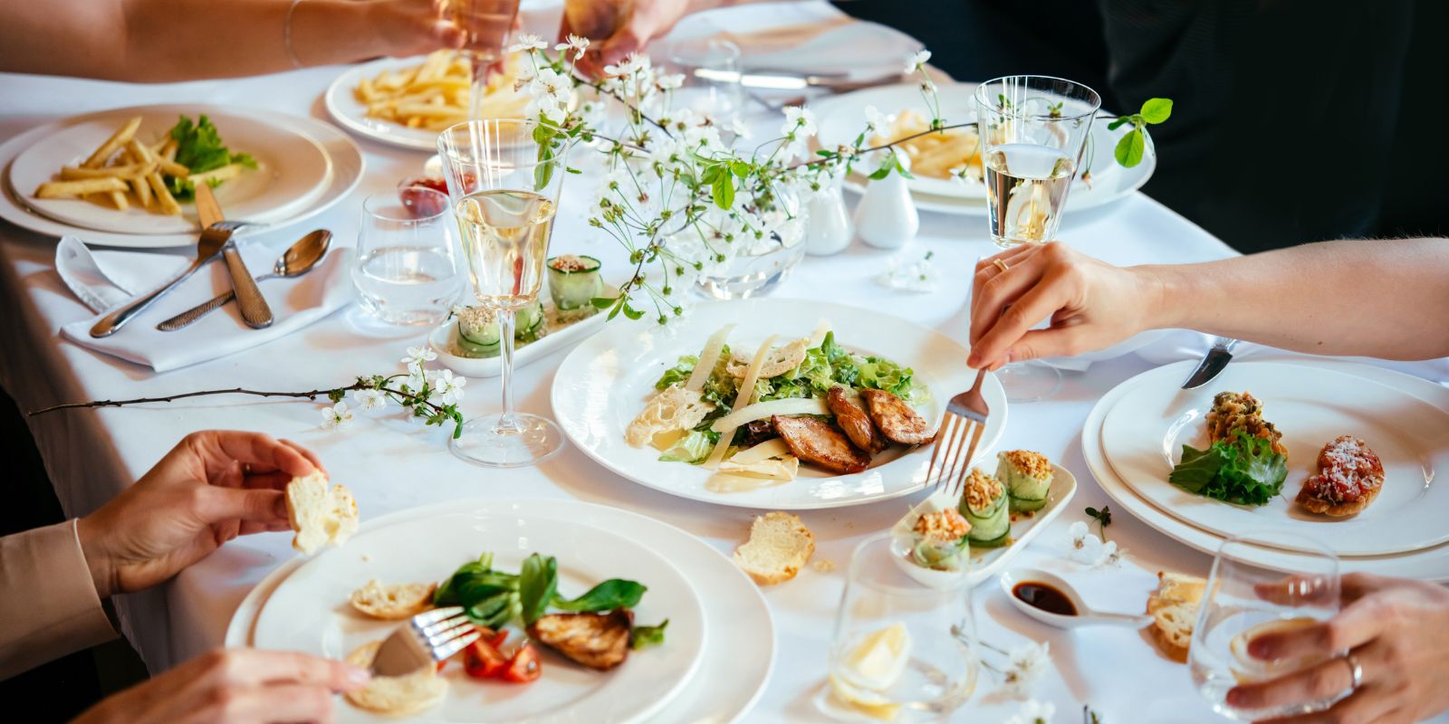 Rodzinny obiad w restauracji w Brzesku, wspólne spotkanie przy stole w przytulnym wnętrzu